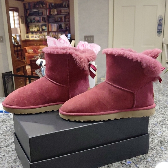 "UGG"Womans Sz.8 Low Bailey Bow Fuchsia Suede Boots .Has a few spots(pictured) - Picture 4 of 13